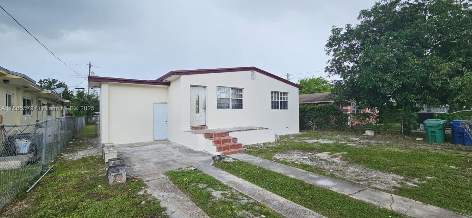 最近售出: $304,900 (2 贝兹, 1 浴室, 828 平方英尺)