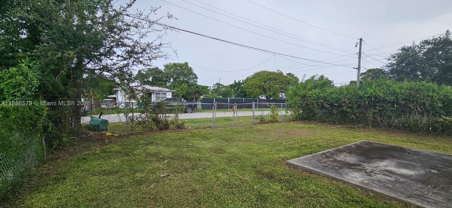 最近售出: $304,900 (2 贝兹, 1 浴室, 828 平方英尺)