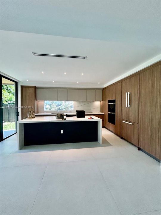 Activo con contrato: $2,350,000 (5 camas, 3 baños, 3012 Pies cuadrados)