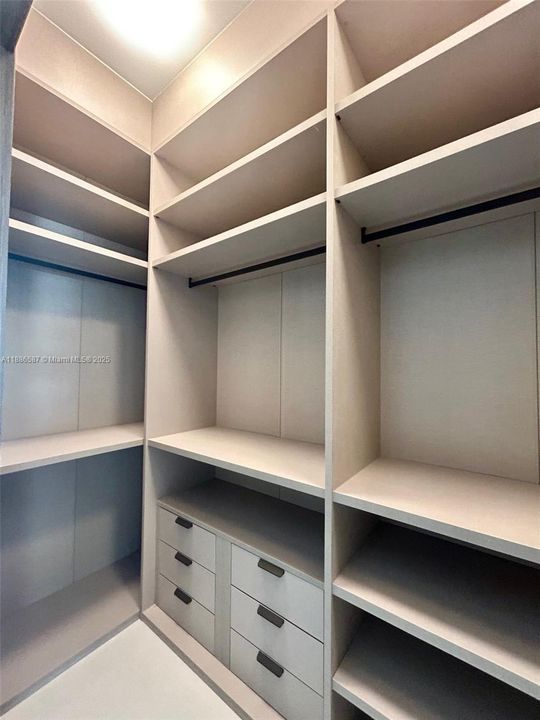 Activo con contrato: $2,350,000 (5 camas, 3 baños, 3012 Pies cuadrados)