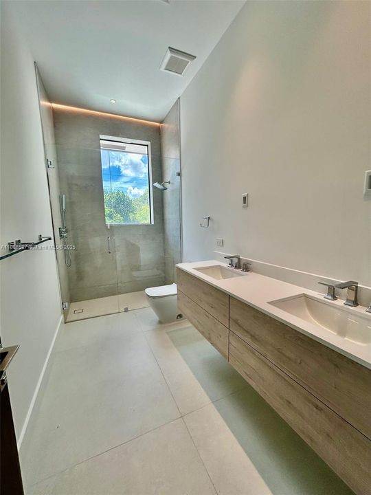 Activo con contrato: $2,350,000 (5 camas, 3 baños, 3012 Pies cuadrados)