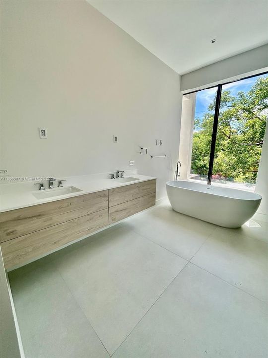 Activo con contrato: $2,350,000 (5 camas, 3 baños, 3012 Pies cuadrados)