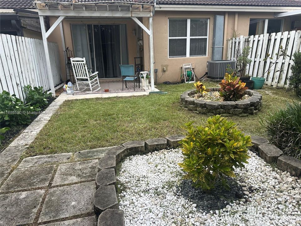 Activo con contrato: $348,000 (2 camas, 2 baños, 1130 Pies cuadrados)