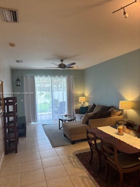 Activo con contrato: $348,000 (2 camas, 2 baños, 1130 Pies cuadrados)