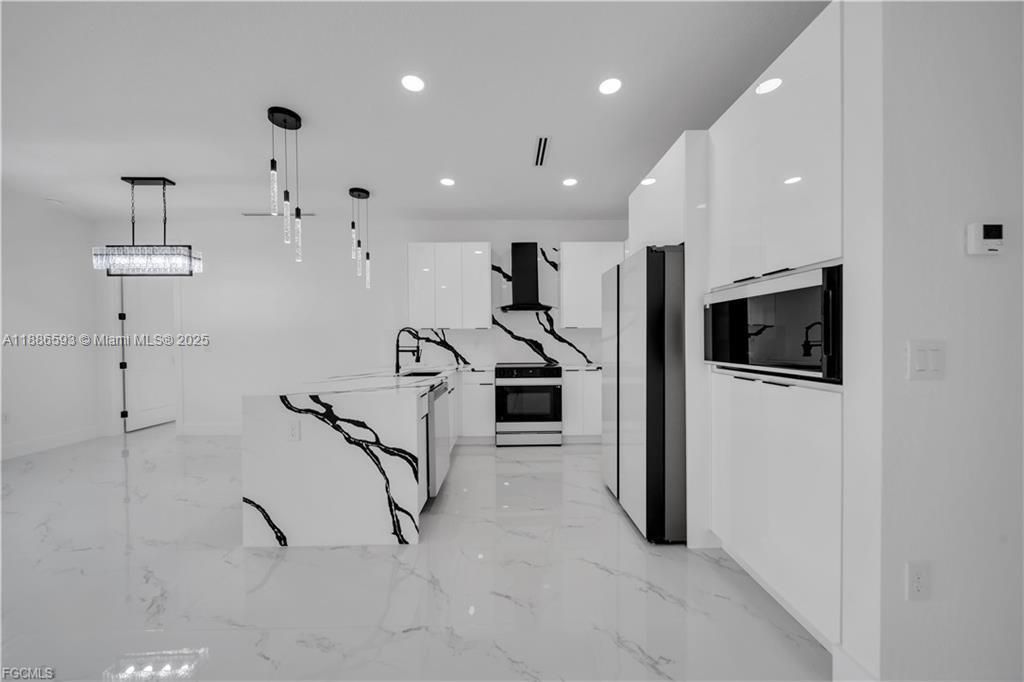 For Sale: $349,900 (3 beds, 2 baths, 1536 Square Feet)