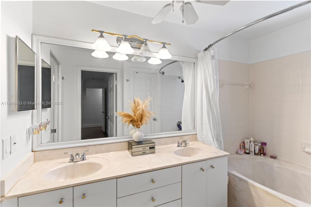 Recently Sold: $780,000 (4 beds, 3 baths, 1902 Square Feet)