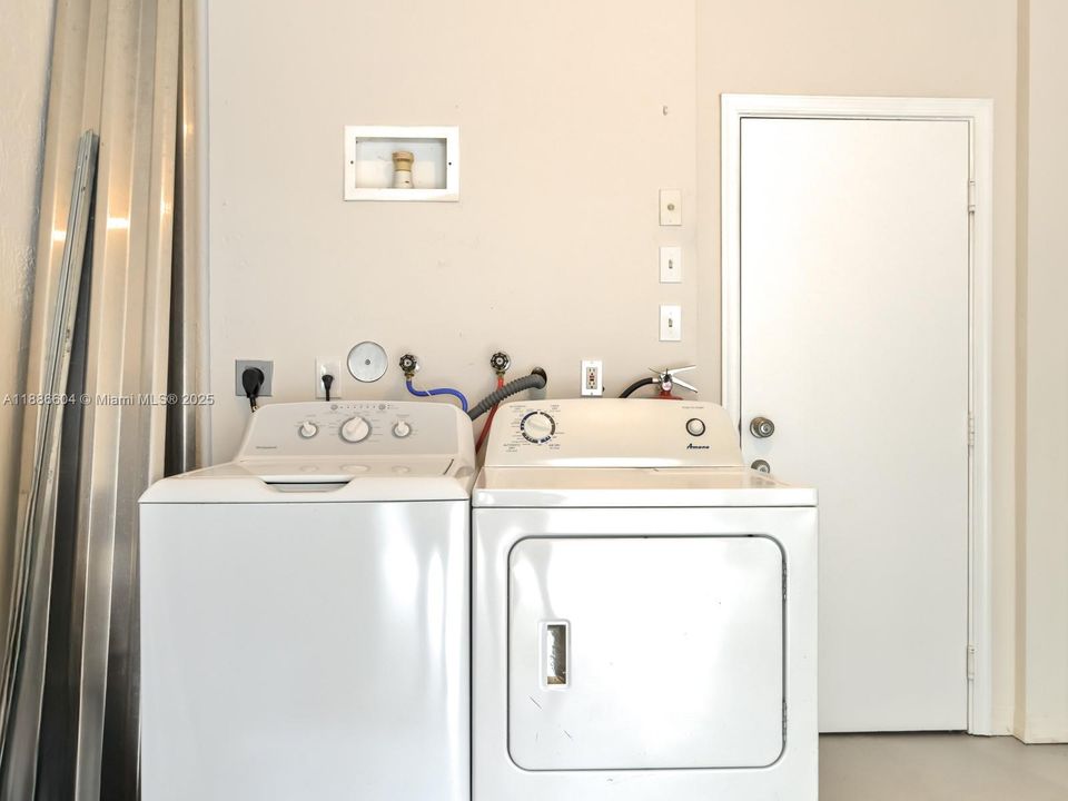 Active With Contract: $495,000 (2 beds, 2 baths, 1131 Square Feet)