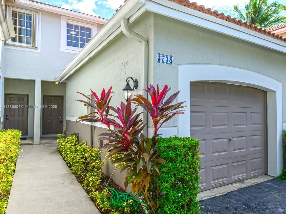 Active With Contract: $495,000 (2 beds, 2 baths, 1131 Square Feet)