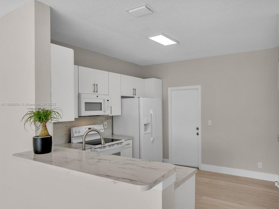 Active With Contract: $495,000 (2 beds, 2 baths, 1131 Square Feet)