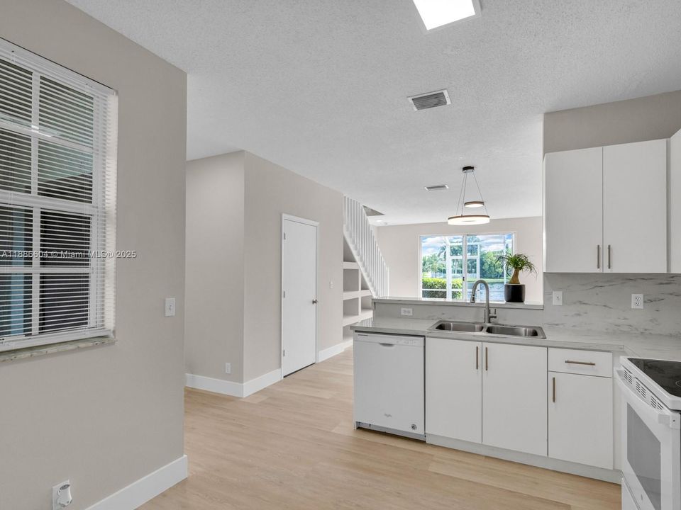 Active With Contract: $495,000 (2 beds, 2 baths, 1131 Square Feet)