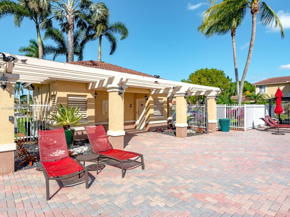 Active With Contract: $495,000 (2 beds, 2 baths, 1131 Square Feet)