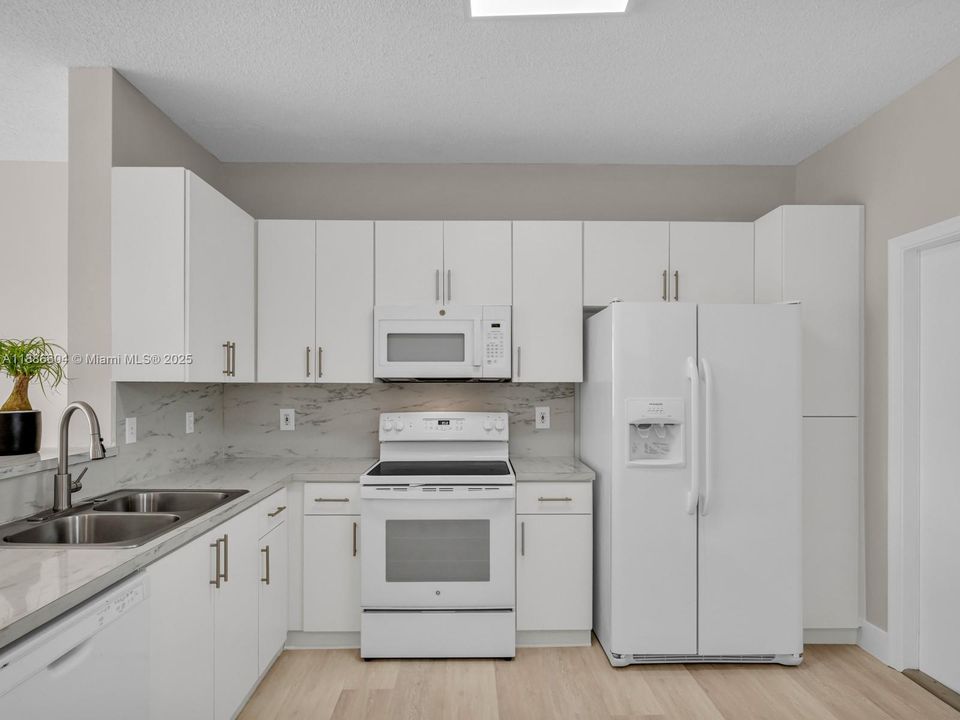 Active With Contract: $495,000 (2 beds, 2 baths, 1131 Square Feet)