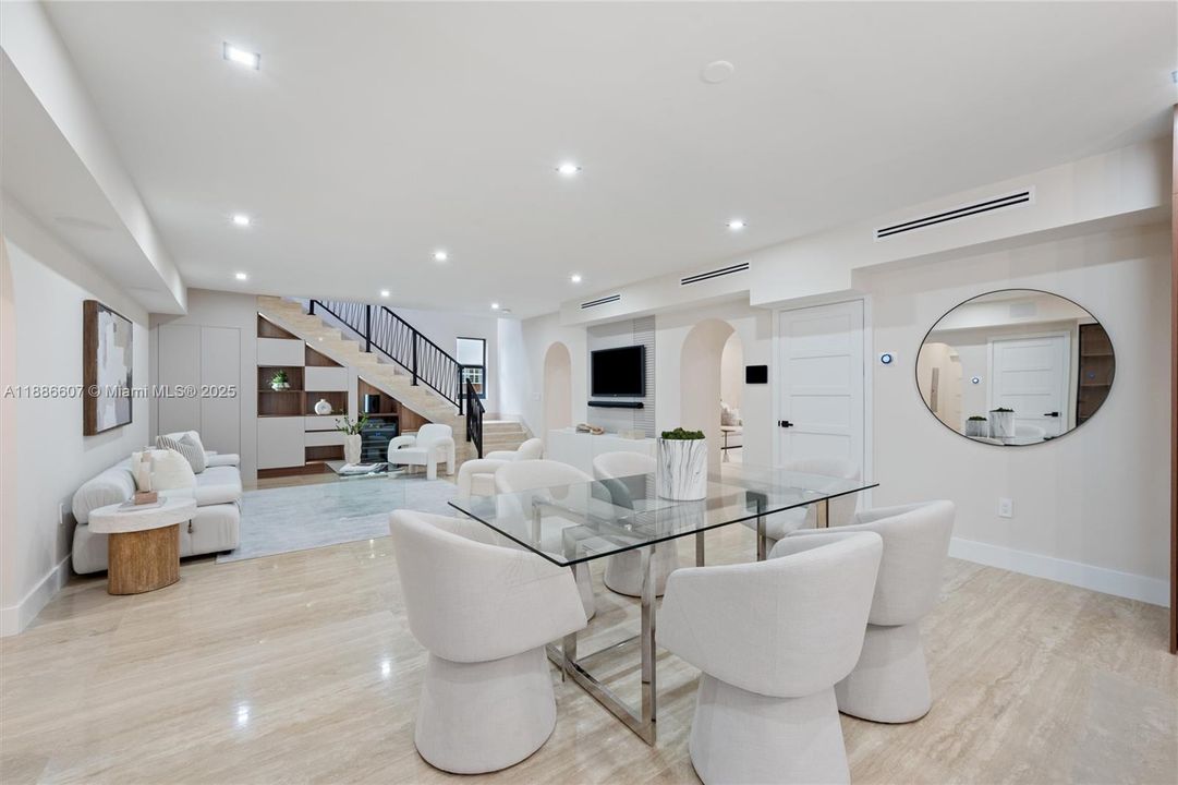Недавно продано: $3,599,000 (6 спален, 4 ванн, 4081 Квадратных фут)