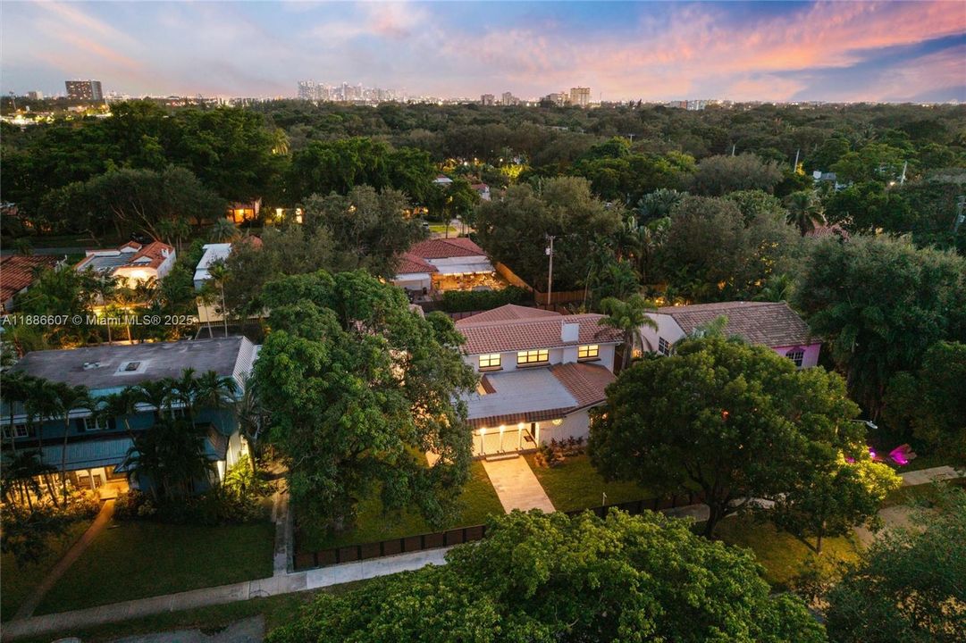 Недавно продано: $3,599,000 (6 спален, 4 ванн, 4081 Квадратных фут)