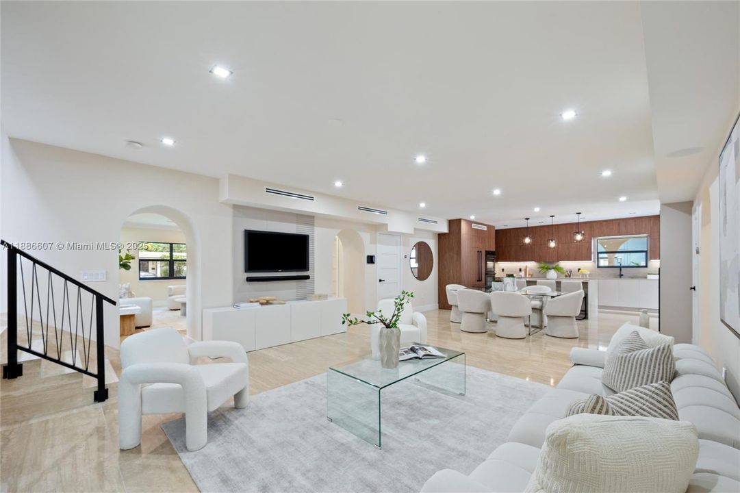 Недавно продано: $3,599,000 (6 спален, 4 ванн, 4081 Квадратных фут)