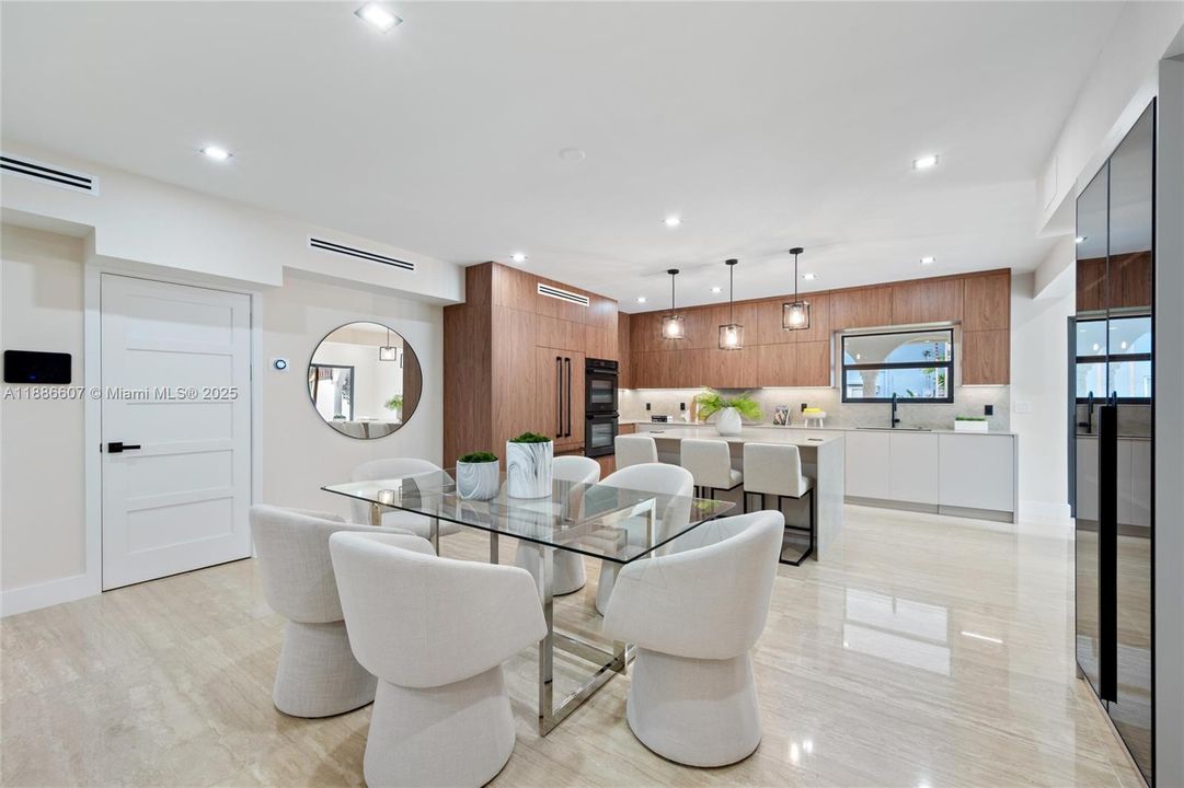 Недавно продано: $3,599,000 (6 спален, 4 ванн, 4081 Квадратных фут)