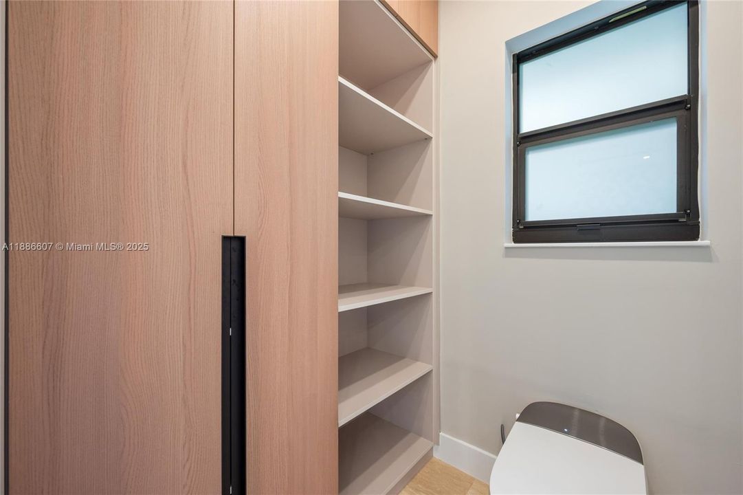 Недавно продано: $3,599,000 (6 спален, 4 ванн, 4081 Квадратных фут)