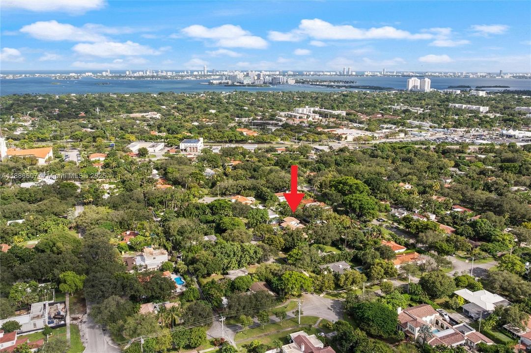 Недавно продано: $3,599,000 (6 спален, 4 ванн, 4081 Квадратных фут)