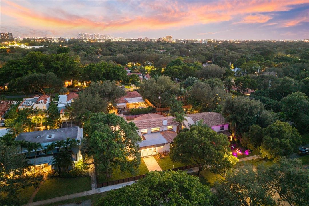 Недавно продано: $3,599,000 (6 спален, 4 ванн, 4081 Квадратных фут)