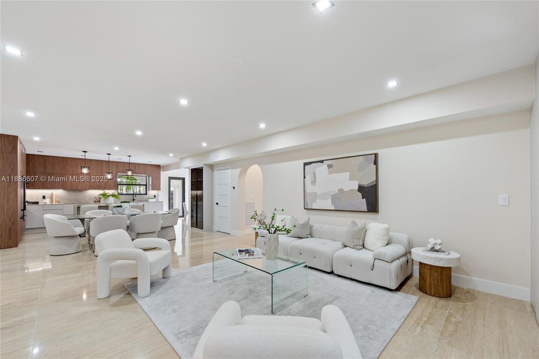 Недавно продано: $3,599,000 (6 спален, 4 ванн, 4081 Квадратных фут)