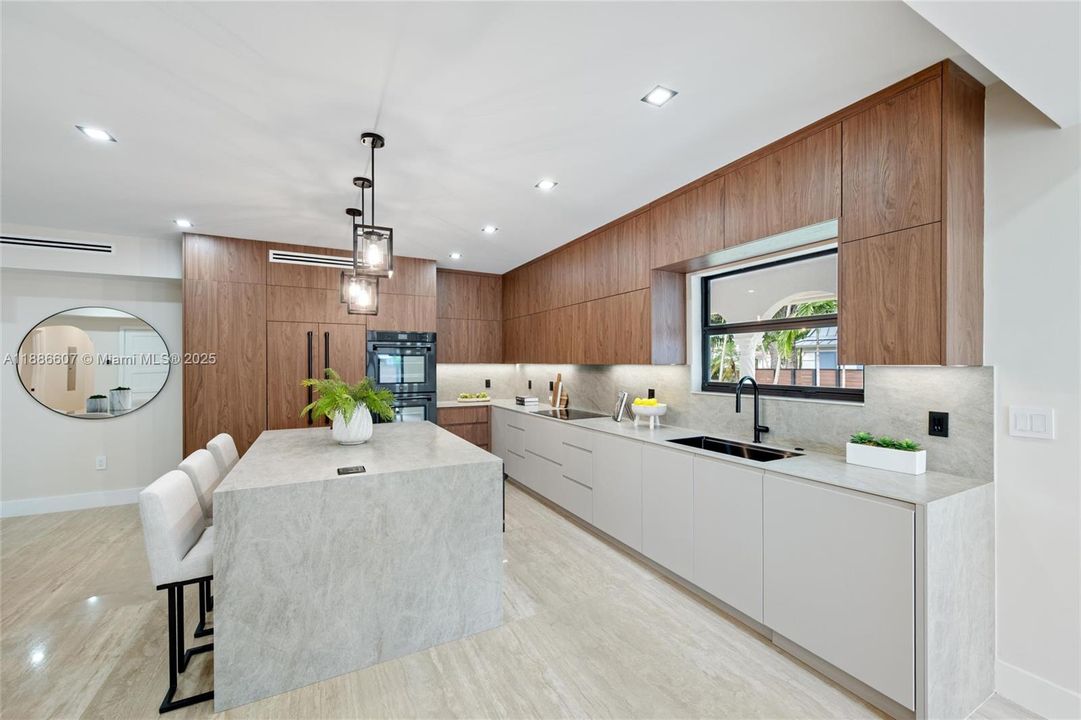 Недавно продано: $3,599,000 (6 спален, 4 ванн, 4081 Квадратных фут)