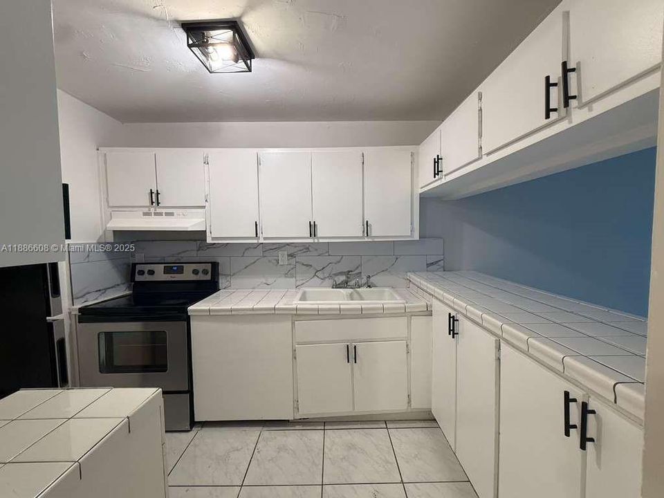 最近租的: $1,950 (2 贝兹, 2 浴室, 924 平方英尺)