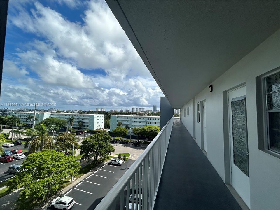 Active With Contract: $189,000 (1 beds, 1 baths, 847 Square Feet)