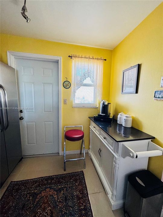 Active With Contract: $189,000 (1 beds, 1 baths, 847 Square Feet)