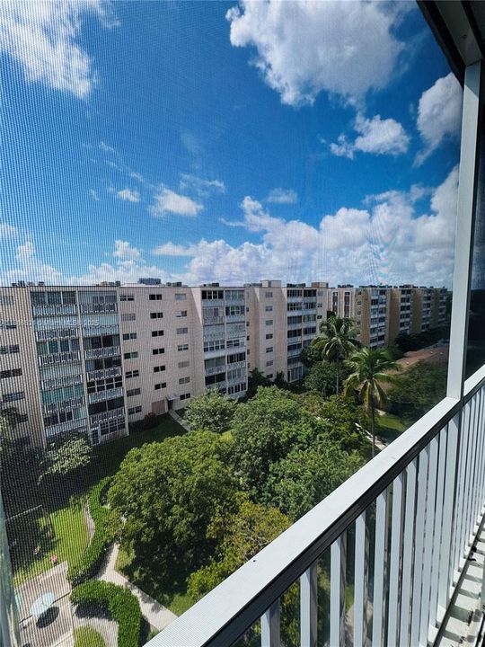 Active With Contract: $189,000 (1 beds, 1 baths, 847 Square Feet)