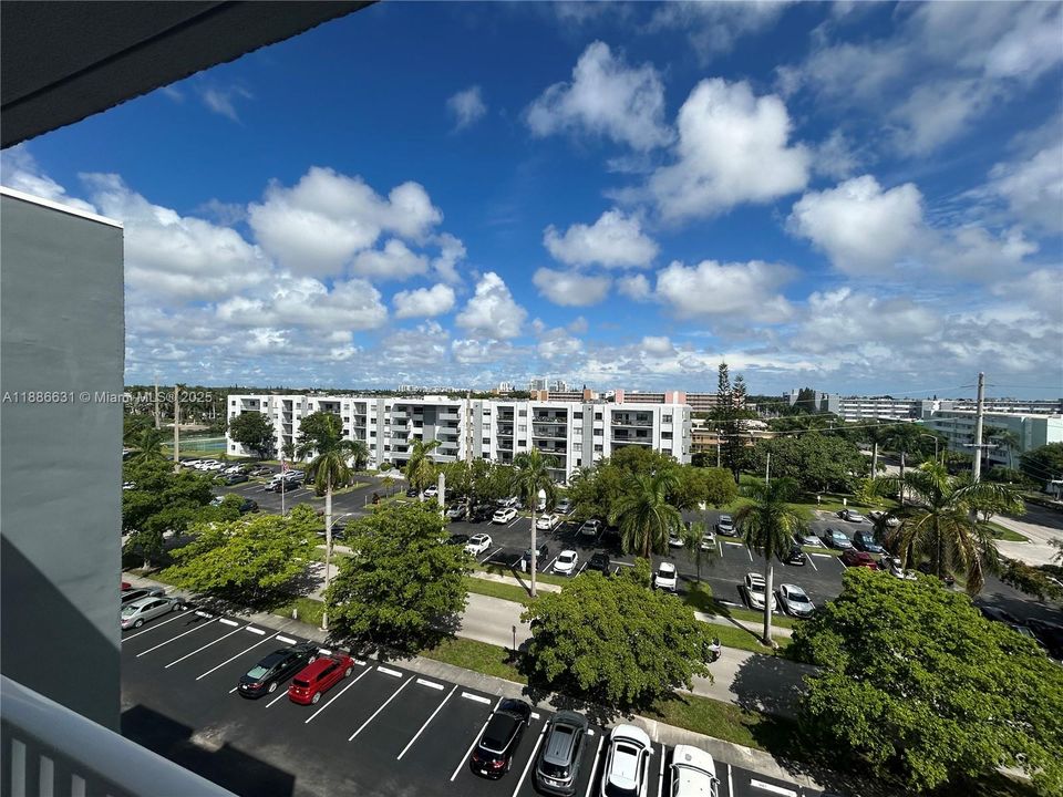 Active With Contract: $189,000 (1 beds, 1 baths, 847 Square Feet)