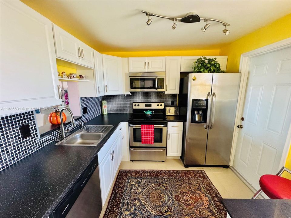 Active With Contract: $189,000 (1 beds, 1 baths, 847 Square Feet)