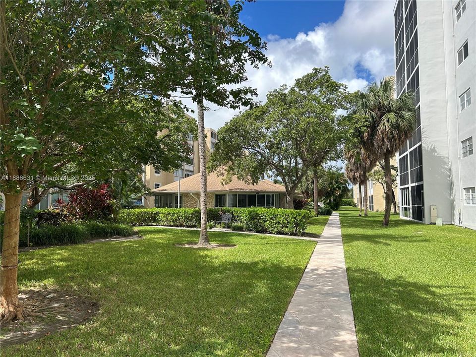 Active With Contract: $189,000 (1 beds, 1 baths, 847 Square Feet)