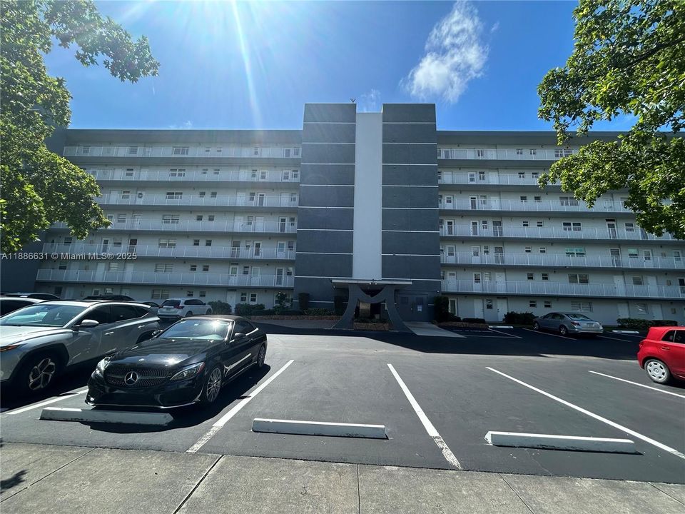 Active With Contract: $189,000 (1 beds, 1 baths, 847 Square Feet)