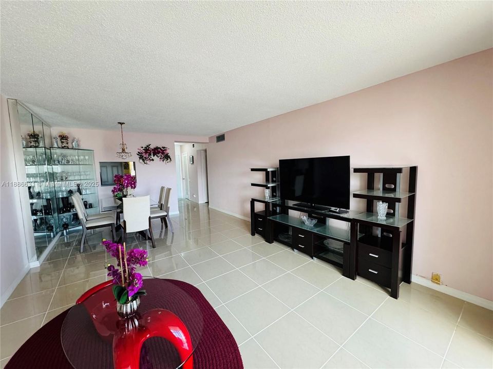 Active With Contract: $189,000 (1 beds, 1 baths, 847 Square Feet)