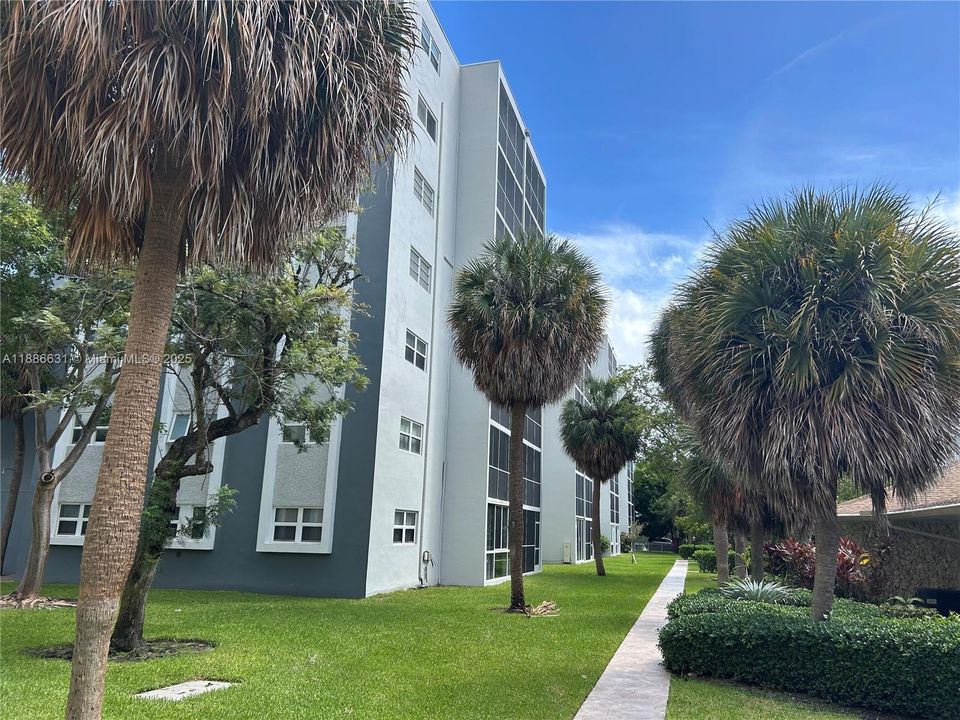 Active With Contract: $189,000 (1 beds, 1 baths, 847 Square Feet)