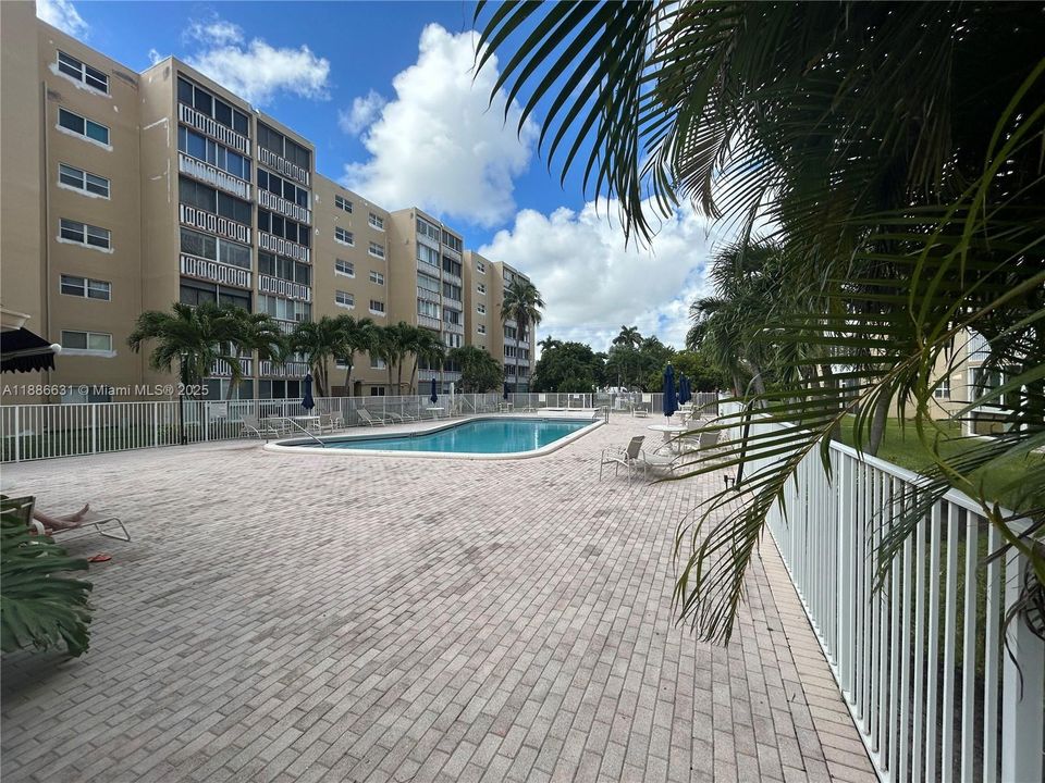 Active With Contract: $189,000 (1 beds, 1 baths, 847 Square Feet)