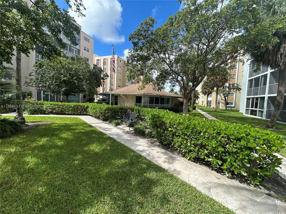 Active With Contract: $189,000 (1 beds, 1 baths, 847 Square Feet)