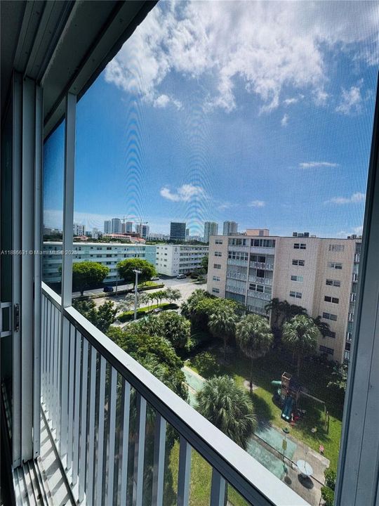 Active With Contract: $189,000 (1 beds, 1 baths, 847 Square Feet)