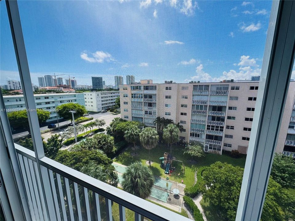 Active With Contract: $189,000 (1 beds, 1 baths, 847 Square Feet)