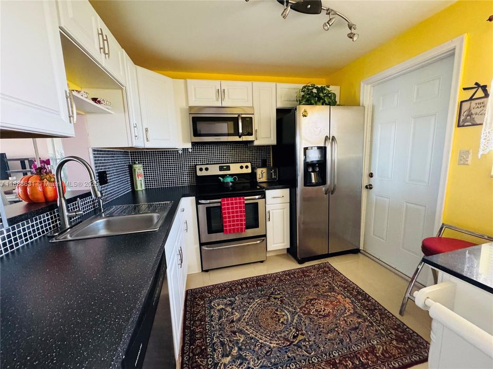 Active With Contract: $189,000 (1 beds, 1 baths, 847 Square Feet)