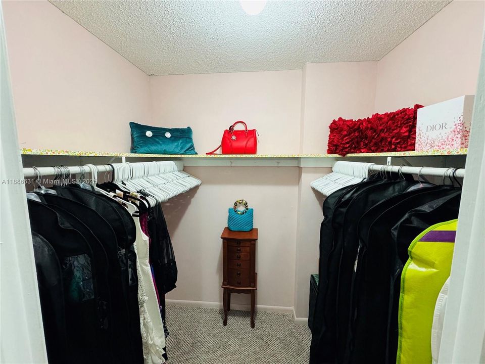 Active With Contract: $189,000 (1 beds, 1 baths, 847 Square Feet)