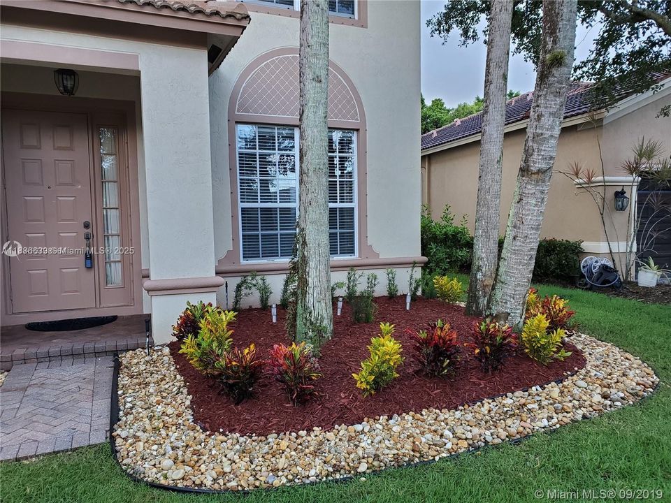 Под контрактом: $4,950 (4 спален, 2 ванн, 2836 Квадратных фут)