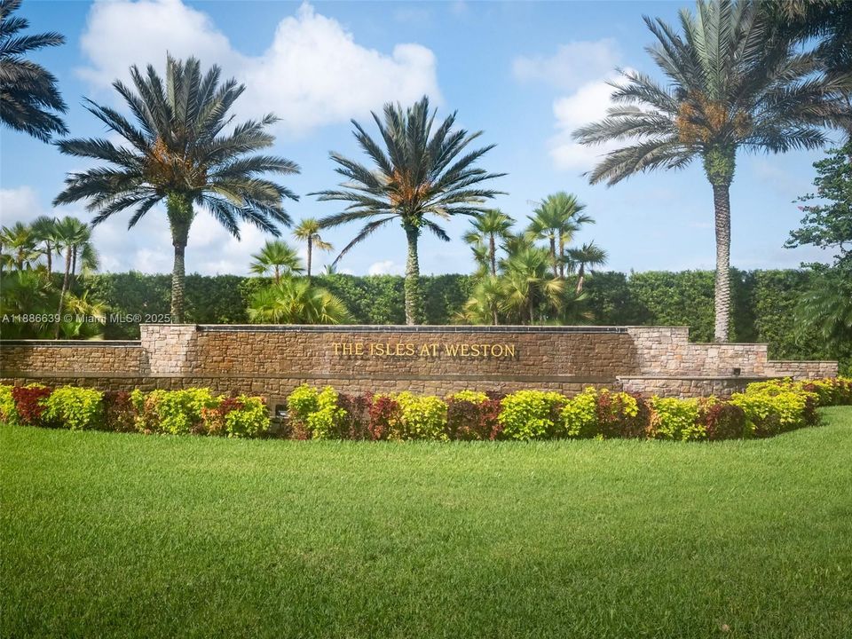 Под контрактом: $4,950 (4 спален, 2 ванн, 2836 Квадратных фут)