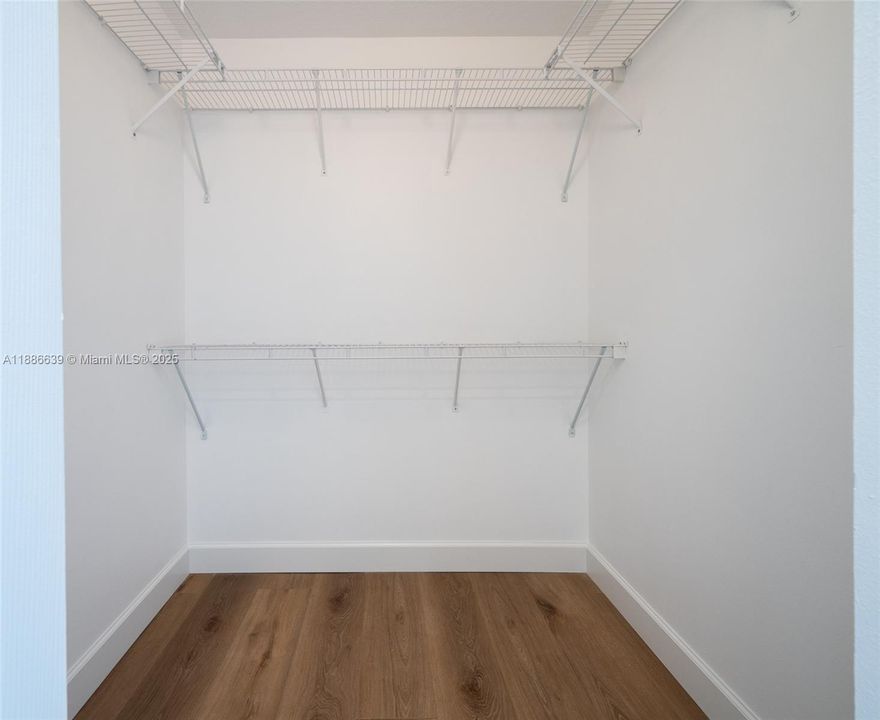 Под контрактом: $4,950 (4 спален, 2 ванн, 2836 Квадратных фут)