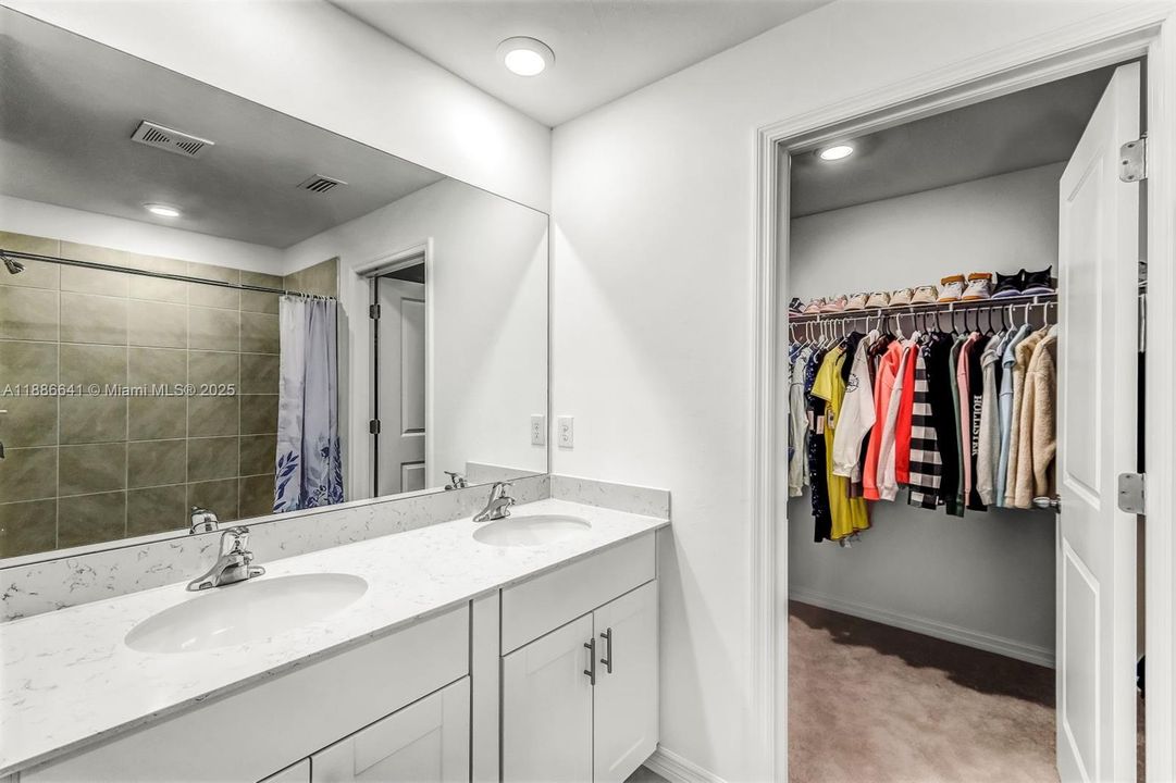 En Venta: $285,000 (4 camas, 2 baños, 1885 Pies cuadrados)