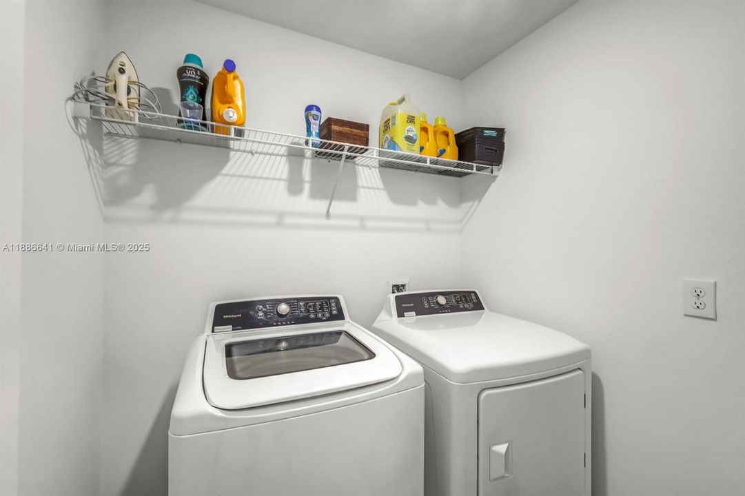 En Venta: $285,000 (4 camas, 2 baños, 1885 Pies cuadrados)