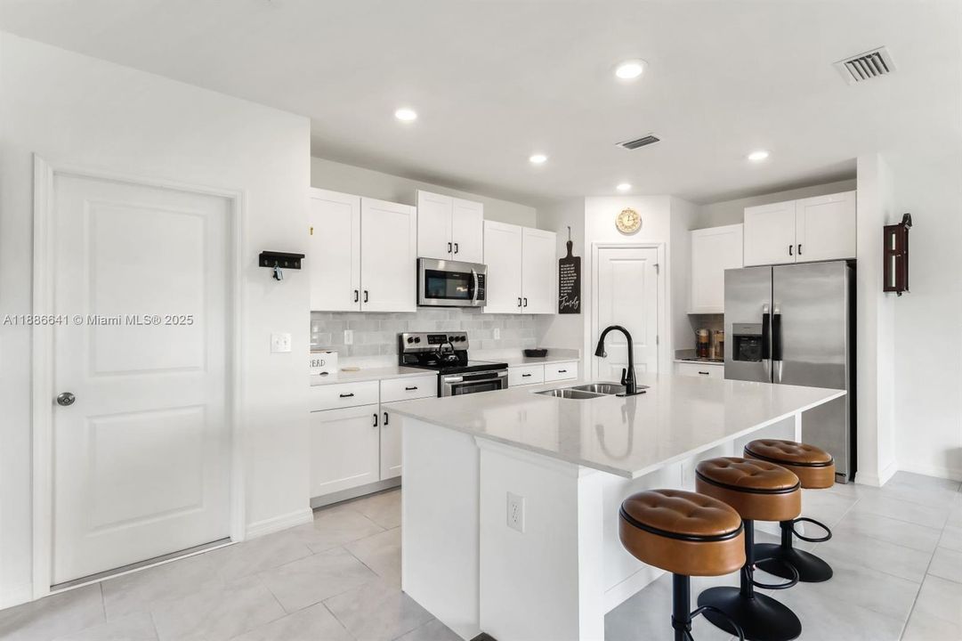 En Venta: $285,000 (4 camas, 2 baños, 1885 Pies cuadrados)