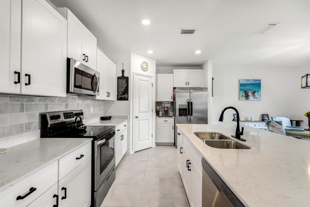 En Venta: $285,000 (4 camas, 2 baños, 1885 Pies cuadrados)