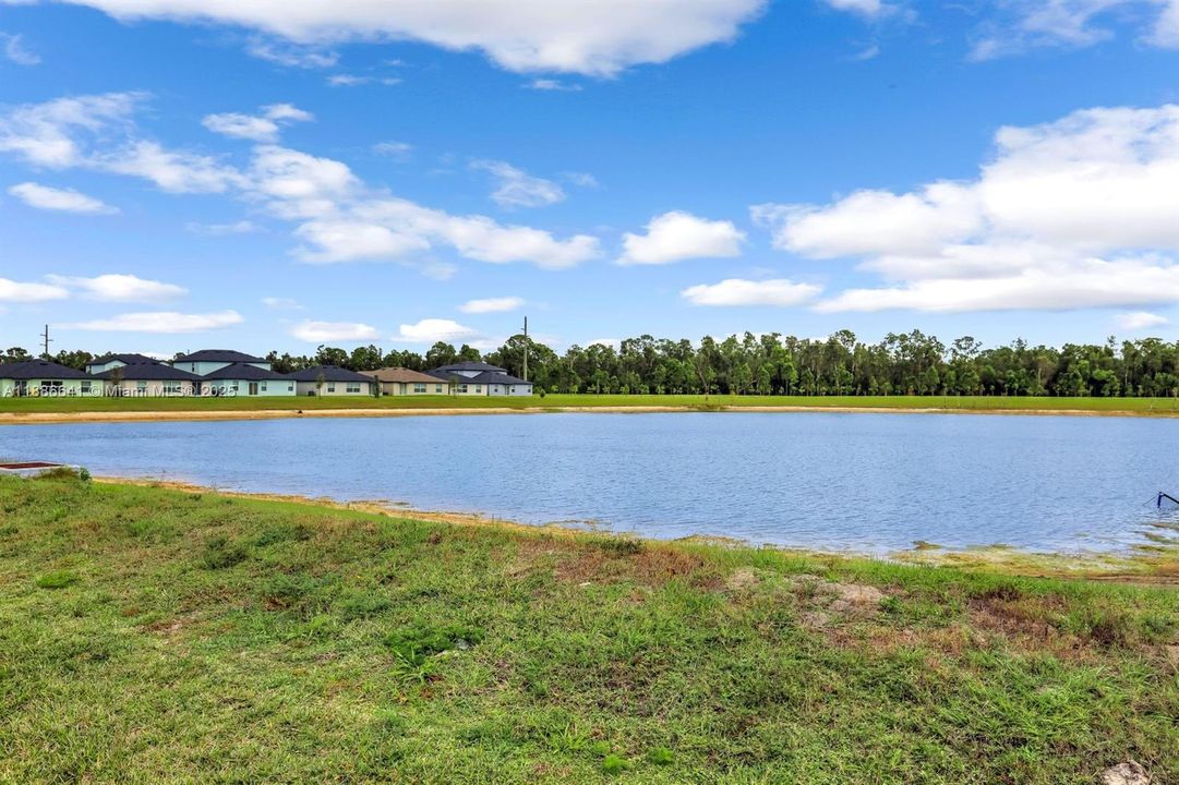 En Venta: $285,000 (4 camas, 2 baños, 1885 Pies cuadrados)