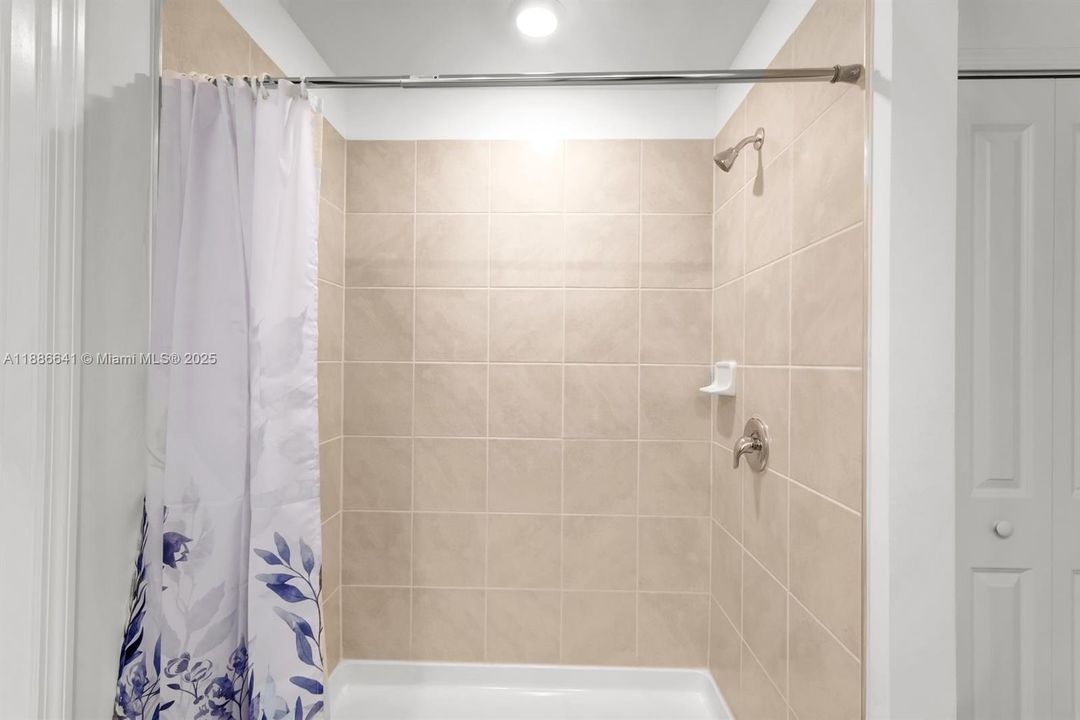 En Venta: $285,000 (4 camas, 2 baños, 1885 Pies cuadrados)